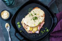 Smørbrød fra Frankrike: Croque Monsieur med skinke, smeltet ost og hvit saus på toppen. Foto: Brodogkorn.no