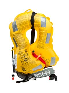 AUTOMATISKE VESTER: De såkalte pølsevestene trenger årlig vedlikehold for å fungere. Redningsselskapet sjekker vesten gratis for deg lørdag 26. mai.