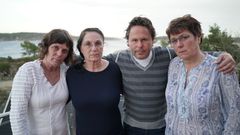 Komiker Rune Andersen med sine tre søstre fortalte om sin vonde oppvekst i "Vårt lille land" på TV 2 i går kveld.
Fra venstre: Bente Elin Andersen, Mai-Britt Ljosdal, Rune Andersen og Siv Hellum. Foto: TV 2.