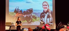 Runa Grydeland fra WIMA og Rogaland inspirerte alle med foredrag  «Alene sammen på MC gjennom Norge på KTM» om det å kjøre Norge på langs på MC.