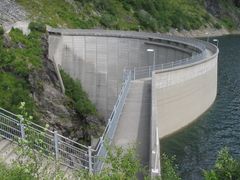 Zakariasdammen i Tafjord er laget for å spare på vannet når strømprisen er lav, slik at vi kan øke produksjonen når prisene øker. Foto Vidariv. CC 3.0.