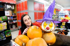 Butikkmedarbeider Hannah Stålborg Elverum ved Coop Extra Grålum er klar for årets Halloween-feiring. Foto: John Terje Pedersen
