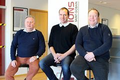 Vidar Eikeset, Rune Langbråten og Christer Kvinge er i kveld i Sauda for å være med på kick off i Glassolutions Norway AS.