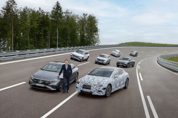 Mercedes-Benz blir helelektrisk. Her med Ola Källenius foran den elektriske porteføljen.