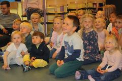 Barna koser seg på konsert hos Barnas Musikkteater. Foto: Heidi Ditlefsen