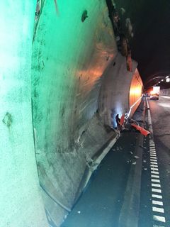 Skader på veggelementer i Oslofjordtunnelen etter en trafikkulykke.