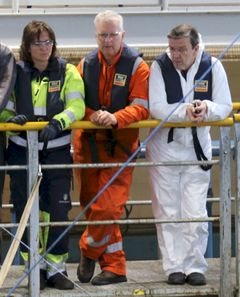 Bilde: Her diskuterer Kystverkets Hanne Solem Holt, Stein Erik Sørstrøm fra SINTEF og Hans V. Jensen fra NOFO testresultatene.