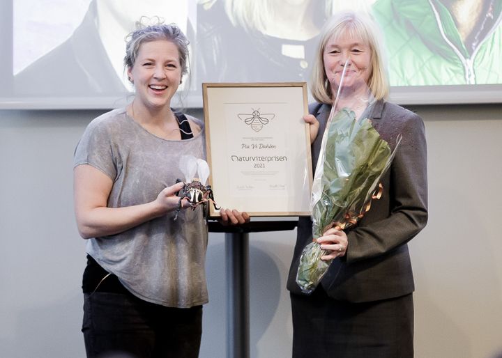 Pia Ve Dahlen mottok Naturviterprisen av juryens leder, Alvhild Hedstein. (Foto: Adrian Nielsen)