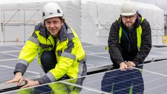 Ulrik Rør (t.v.) og Carl Christian Strømberg i Solcellespesialisten kan estimere hva du kan produsere av strøm på ditt bygg — uansett hvor i Norge det er. (Foto: Delta V)