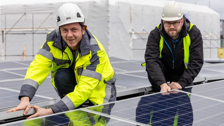 Ulrik Rør (t.v.) og Carl Christian Strømberg i Solcellespesialisten kan estimere hva du kan produsere av strøm på ditt bygg — uansett hvor i Norge det er. (Foto: Delta V)