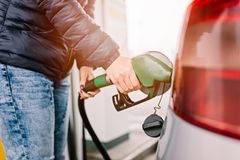 Hvor gunstig er det egentlig å bruke et bensinkort? Vi har sammenlignet 5 alternativer. Foto: Istock Photos