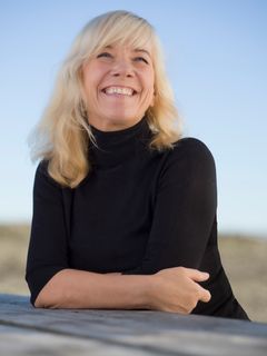 FORFATTER: Anne Gro Gulla har akkurat gitt ut boka "Vingespennet", og brenner for at folk skal våge å bruke de kreative evnene sine. FOTO: GLENN RØKEBERG