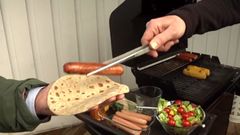 Før grillsesongen starter bør alle sjekke koblingene til gassgrillen og om grillslangen holder denne sommeren også, er rådet fra forsikringsselskapet If. (Foto: If)