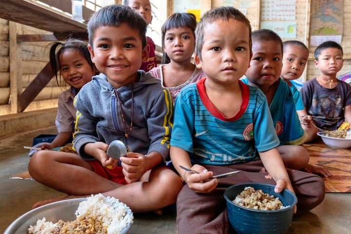 Nesten 370 millioner barn i 143 land er avhengig av å få mat på skolen for sitt daglige ernæringsinntak. Nå må de lete andre steder. Foto: UNICEF
