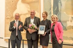 Fra venstre: kommunal og moderniseringsminister Jan Tore Sanner, Øyvind Fylling-Jensen, adm dir Nofima og styreleder Seafood Innovation Cluster, Tanja Hoel, daglig leder klyngen og næringsminister Monica Mæland.