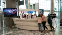 På Oslo lufthavn kan du flere steder følge OL-sendingene direkte de neste to ukene. Her fra OL-standen ved Tanum i Pir Nord.
