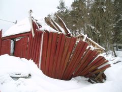 Uthus som har kollapset av snøtyngden. Krediteres Frende/Dag Skeivoll.