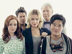 Seriens karakterer fra venstre: Cassandra Cillian (Lindy Booth), Jacob Stone (Christian Kane), Eve Baird (Rebecca Romijn), Jenkins (John Larroquette) og Ezekiel Jones (John Kim). Eventyrserien "The Librarians" har premiere 18. februar kl. 21.55 på FOX.
