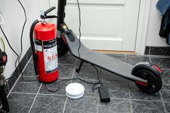 Sørg for å lade i et rom med røykvarsler og ha slokkeutstyr lett tilgjengelig. Bilde: Norsk brannvernforening