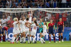 Isabell Lehn Herlovsen, Ingrid Hjelmseth, Maren Mjelde og Ingrid Syrstad Engen ser England juble etter 0-3-målet under kvarfinalen mellom Norge og England på Stade Océane under fotball-VM 2019 i Frankrike. Foto: Terje Bendiksby / NTB scanpix