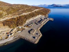Dronefoto av tomten på Sandøra hvor oppdrettsanlegget vil ligge. Foto: Marine Harvest/ Halvard Hansen