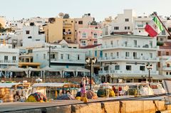 Den sjarmerende havnepromenaden i Karpathos by syder av folkeliv og dufter fra det greske kjøkkenet.