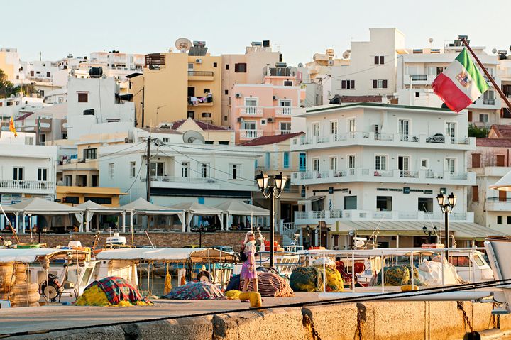 Den sjarmerende havnepromenaden i Karpathos by syder av folkeliv og dufter fra det greske kjøkkenet.