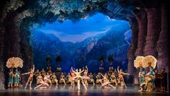 Nasjonalballetten danser Natalia Makarovas versjon av eventyrballetten La Bayadère med premiere 22. mars. Bildet er fra produksjonen i 2019. Foto: Erik Berg