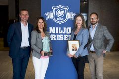 Vinner av Coop Miljøpris 2015, Jorunn Liodden (t.v.) og nummer to, Anne Marie Hammer, flankeres av miljøsjef Knut Lutnæs (t.v.) og jurymedlem Jon-Frede Engdahl. Foto: Jan Inge Haga