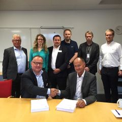 Foran fra venstre: Geir Arne Olsen, EVRY and Bjørn Sæstad, DFØ 

Bak fra venstre: Tor Sveinung Simones, EVRY, Julia Olderskog, DFØ, Asle Kristian Fossberg, EVRY, Karl Yngve Andersen, DFØ, Torkild Skjøstad, DFØ, John Hornslien, DFØ