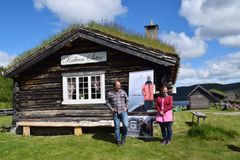 Øistein Formo og kona Anne-Mari Sandvær forbarmet seg over en seter i sterkt forfall. Etter åtte år med leting etter de perfekte materialene, utallige treplugger i veggene og godt håndverk, yrer det av liv på Kalven seter. Restaureringen har hatt stor betydning for lokalsamfunnet på mange måter. (Foto: Einar Engen/Kulturminnefondet)