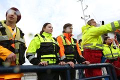 Fiskeriminister Harald T. Nesvik på besøk hos Marine Harvest Krabbestigen. Her sammen med Thomas Midtvik, Céline Tomé og Henrik Søraa. Alle elever fra Måløy videregående skole.