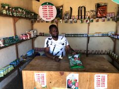 Såkorn over disk. En kjøpman i Kasungudistriktet i Malawi selger nye maissorter og andre innsatsfaktorer til småbønder. Foto: Ola Westengen.