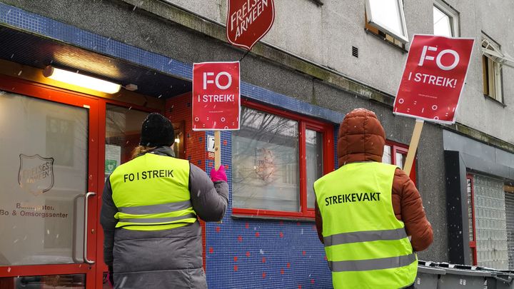 Streikevakter utenfor Frelsesarmeen i Bergen (Foto: FO Vestland)