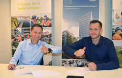 Andreas Poulsson, prosjektleder Base Property og Even Kvan Frøland, prosjektsjef Skanska Bygg Sør gratulerer hverandre med signert kontrakt