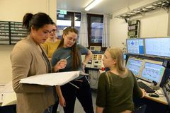 I fase 1 av prosjektet bruker forskerne Oslo-syklotronen, den eneste protonkilden som er tilgjengelig for cellebestråling fram til protonsenteret på Radiumhospitalet står klart i 2023. Her på kontrollrommet til syklotronen. Foto: Hilde Lynnebakken/UiO