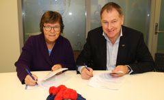 Administrerende direktør i SpareBank 1, Turid Grotmoll, og generalsekretær i Norges idrettsforbund, Inge Andersen, signerer den fireårige avtalen. Foto: Geir Owe Fredheim