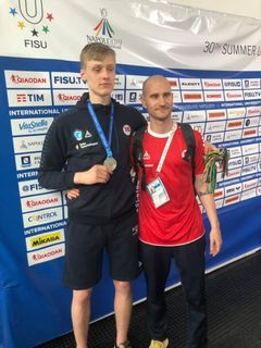 Trener Dave Cook og Victor Asp etter at sølvmedaljen var sikret. Foto: Yngvild Schei/Norges Studentidrettsforbund.