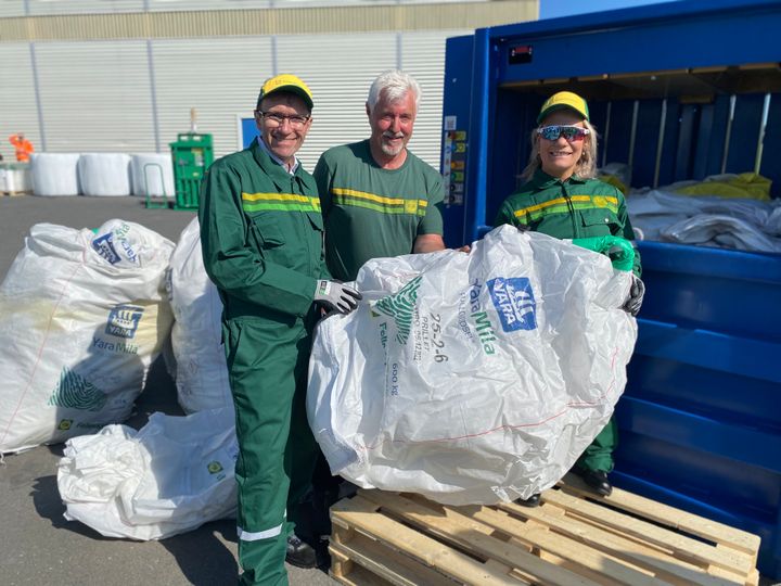 Klima- og miljøminister Espen Barth Eide og landbruks- og matminister Sandra Borch var med og stappet de første sekkene i plastpressa sammen med prosjektkonsulent Hans Kristian Hagen i Felleskjøpet. Denne uka kommer Felleskjøpet innsamling av storsekker til Trøndelag. (Foto: Felleskjøpet Agri)