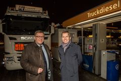 Administrerende direktør Geir Moe (tv) i NLF og Thomas Støkken, Norgessjef i Statoil Fuel & Retail, signerte i dag landets største drivstoffavtale på Statoil Økern i Oslo.. Foto:  	Johnny Syversen