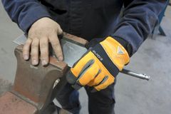 MISTET FINGER: Industriarbeider Kent Erik Thorvaldsen fikk tommelen kuttet av og høyre hånd lemlestet under en sagulykke for noen år siden. - Jeg betalte dyrt fordi jeg slurvet med bruk av verneutstyr, sier Thorvaldsen i dag. FOTO: SKYDDA