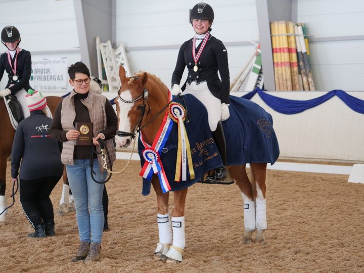 Thea Victoria Harlem og Schmeer’s Hof Simba fra Borge Rideklubb vant gull i HM i dressur for ponni kategori 1. Foto: Starum Hestesportsklubb