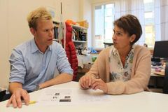 Gunnar Dick og Marianne Fyhn var sentrale forskere bak oppdagelsen av at et viktig brusk-protein også har en sentral funksjon i hjernen. Foto: Bjarne Røsjø/UiO