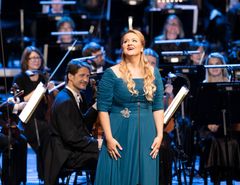 Elisabeth Teige med Operaorkestret under jubileumskonserten Kirsten Flagstad: 125 år. Foto: Erik Berg
