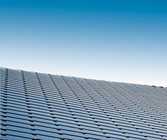 Solcelletakstein på tak - legges som tradisjonell skifer og lager energi like effektivt som vanlige solcellepaneler. Foto: Sunstyle
