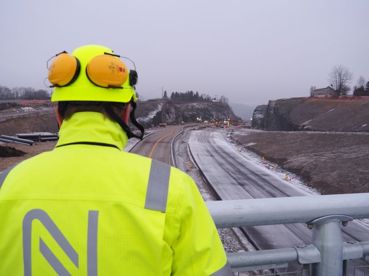 Bilde fra nye Berg bru med utsikt nordover mot skjæringa i Bergshøgda. (Foto: Nye Veier)