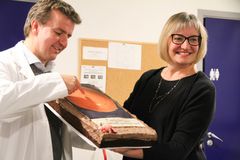 Øyelegehumor: Morten Moe var begeistret over Maculade-kaken som kommunikasjonssjef Mia Jacobsen fra Norges Blindeforbund overrakte på Verdens synsdag.