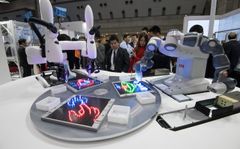 Fellesdemonstrasjon av ABBs YuMI® og Kawasakis duAro toarms samhandlingsroboter.