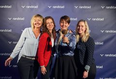 Representanter fra Kongsberg Defence & Aerospace tok imot prisen for andreplass. Foto: CatchLight Fotostudio AS