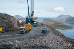 Anleggsarbeid på Kvitfjell Raudfjell vindkraftverk mot Håja, Sommarøy og de andre Malansgværene, Kvaløya. Ansvar: Prime Capital og Zephyr AS. Foto: Gudmund Sundlisæther, oktober 2019